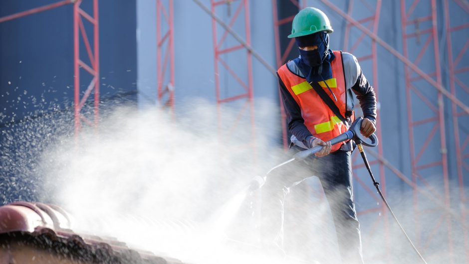 Le nettoyage de la couverture, une étape importante de la rénovation de toiture